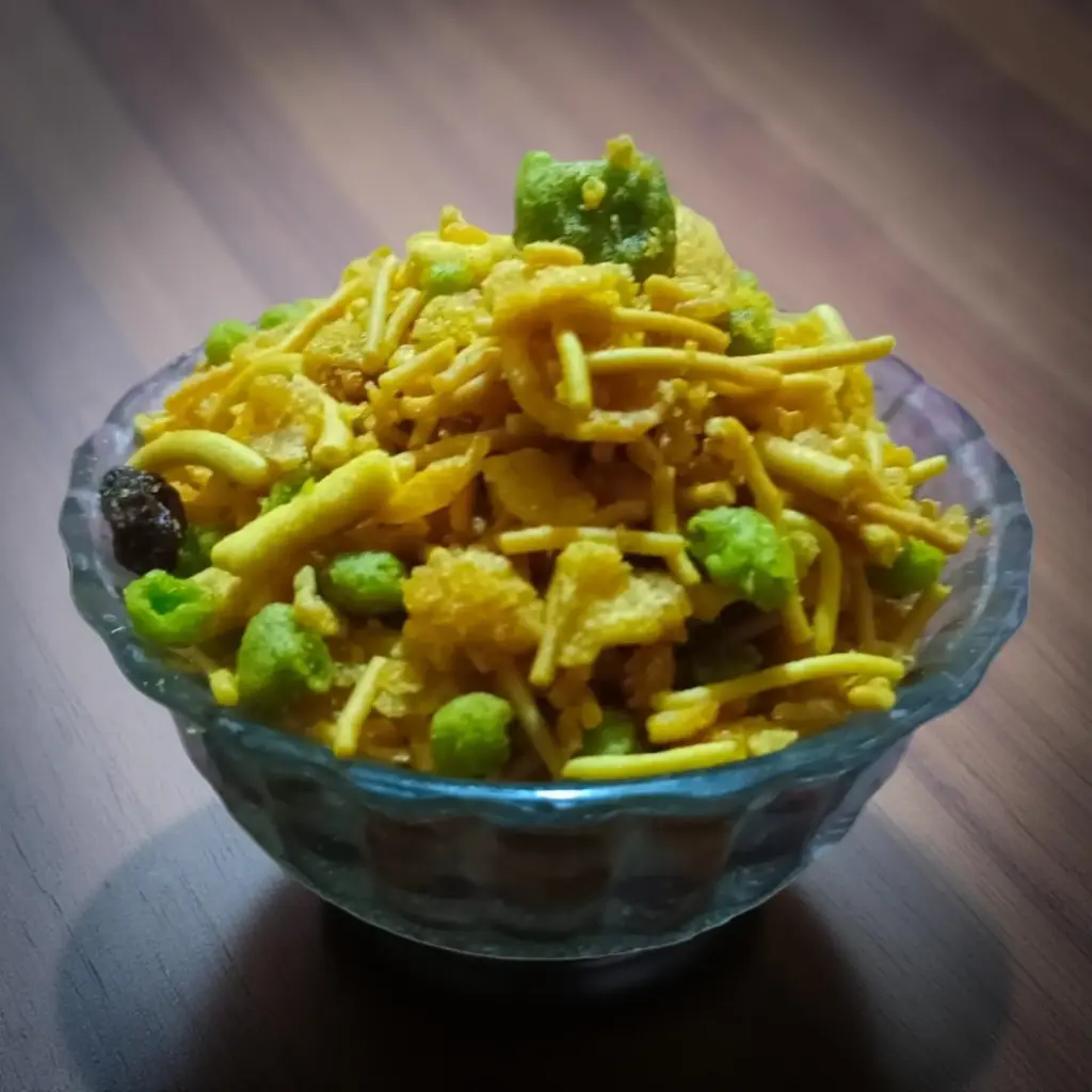 AJ Quality Bazaar's Cornflakes Navratna Chivda (500 gm)