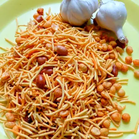 AJ Qualuity Bazaar's Lahsun Garlic Chivda (500 gm)